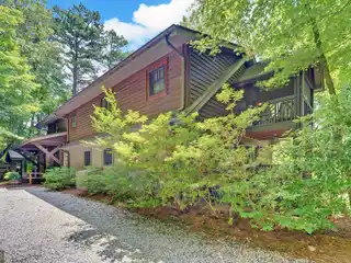 The Perfect Blend of Lake and Mountain Life
