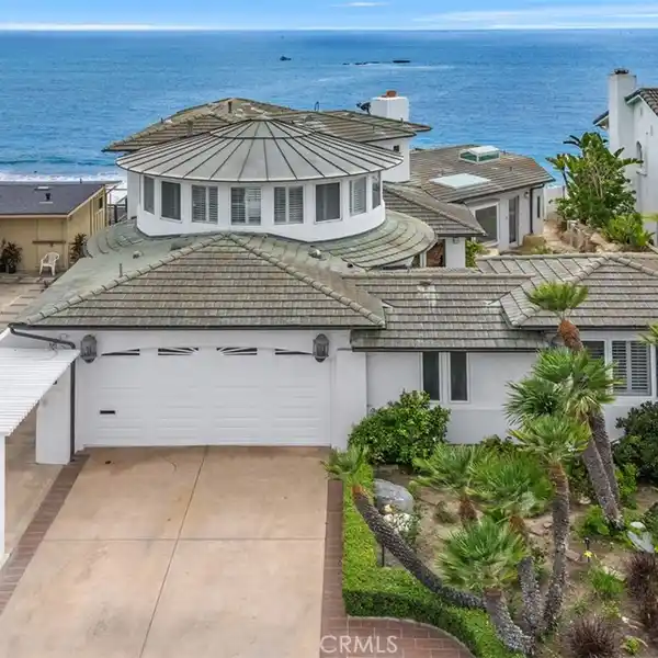 STUNNING OCEANFRONT ESTATE WITH PANORAMIC VIEWS