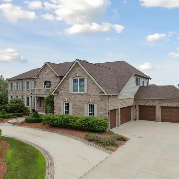 STUNNING HOME ON EXPANSIVE LOT