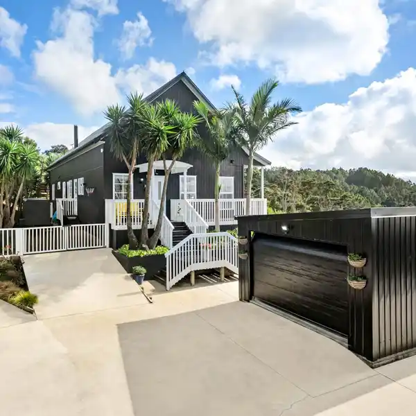 MODERN COUNTRY ELEGANCE ON SPRAWLING ACREAGE