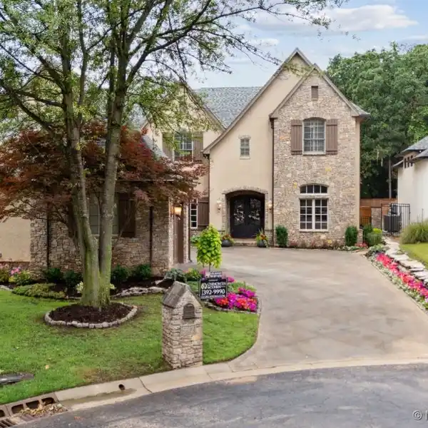 SPECTACULAR HOME IN A GATED COMMUNITY
