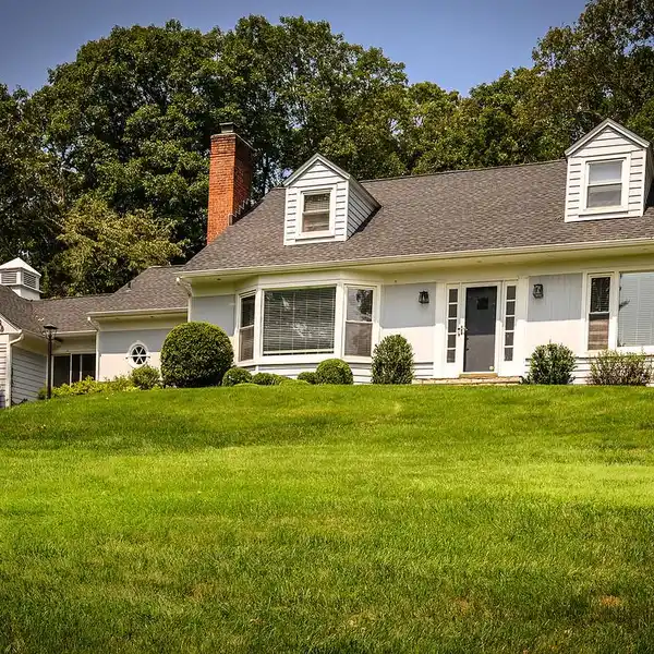 CHARMING CAPE WITH POOL AND FLEXIBLE LIVING SPACE