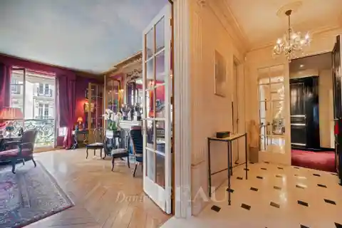 Elegant Dual-Aspect Apartment