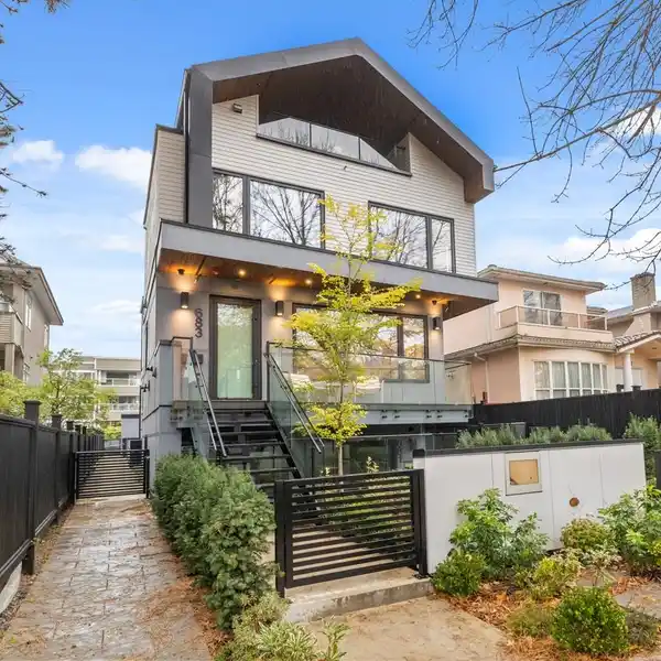 LUXURY DUPLEX WITH DESIGNER INTERIORS AND COVERED ENTERTAINING DECK