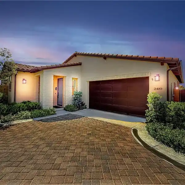 IMMACULATE TURNKEY HOME IN THE EXCLUSIVE GROVE COMMUNITY