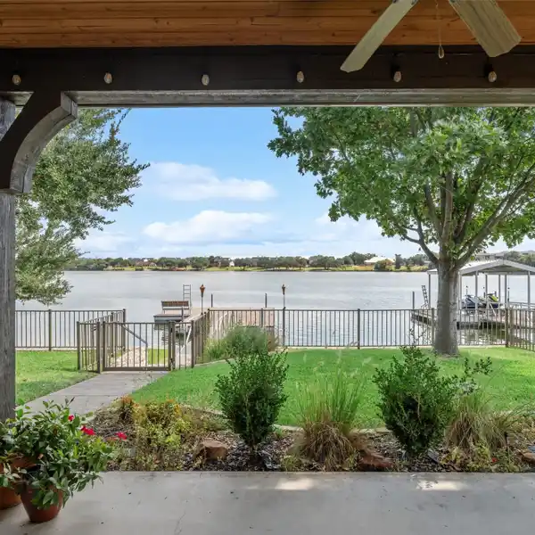 WATERFRONT LUXURY IN LAKE GRANBURY’S EXCLUSIVE COMMUNITY
