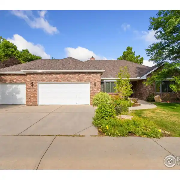 BEAUTIFULLY MAINTAINED BRICK RANCH HOME IN SOUTHRIDGE GREENS