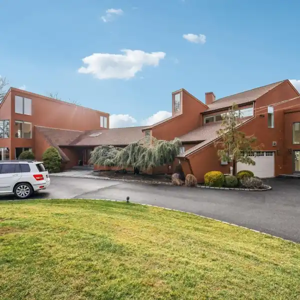 PRIVATE LUXURY LIVING IN THE MOORINGS