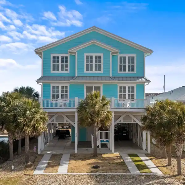 EXCEPTIONAL HOME DESIGNED FOR LUXURIOUS WATERFRONT LIVING