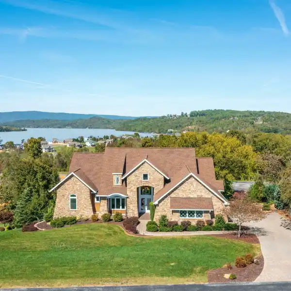 CUSTOM LUXURY HOME IN PRESTIGIOUS GRANDE VISTA BAY