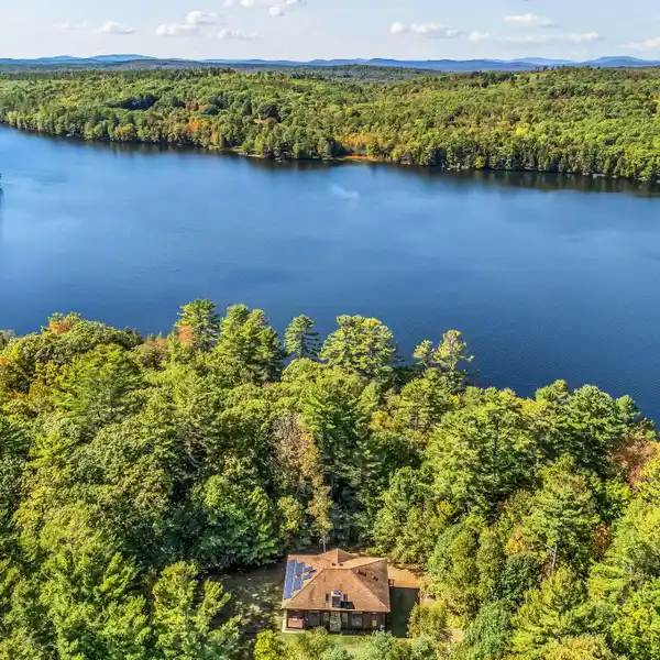 MAGNIFICENT CUSTOM BUILT MAINE LODGE