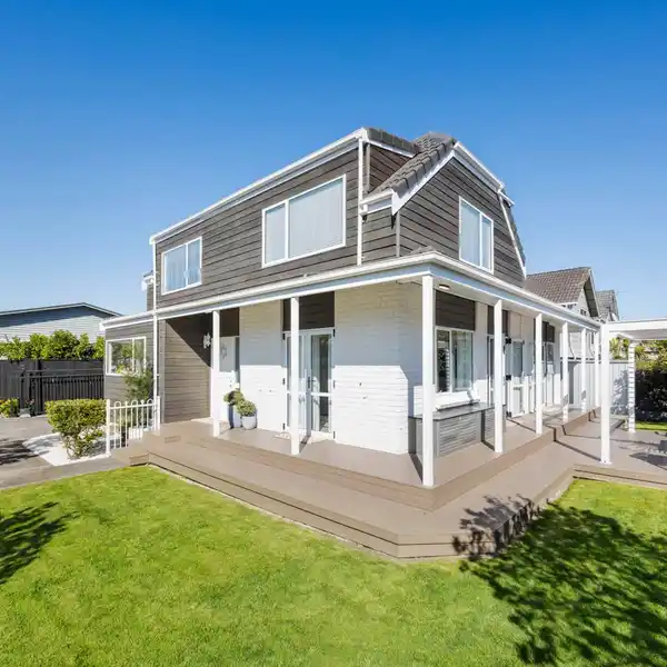 PRIVATE REMUERA OASIS WITH NORTH-FACING GARDEN