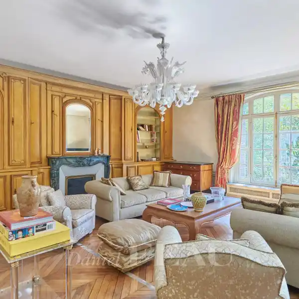 SPACIOUS HENRI MARTIN APARTMENT WITH RENOVATION POTENTIAL