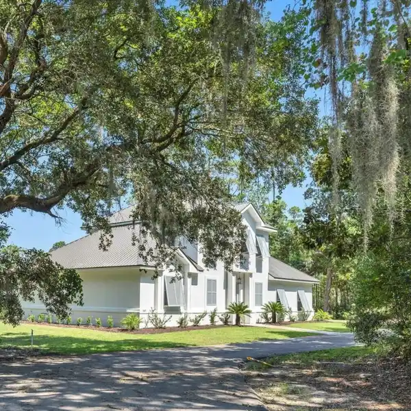 STUNNING BAYOU-FRONT RESIDENCE