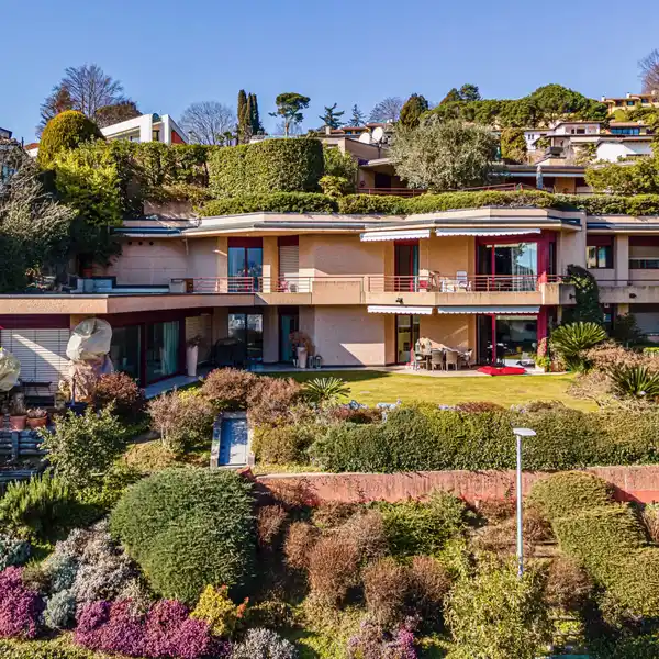 WELL-LOCATED HOME WITH AMAZING VIEWS