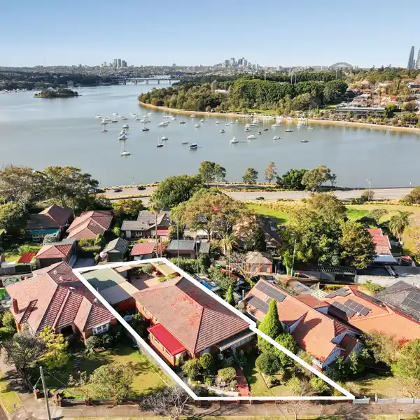 ELEGANT RESIDENCE IN THE EXCLUSIVE DOBROYD POINT ESTATE
