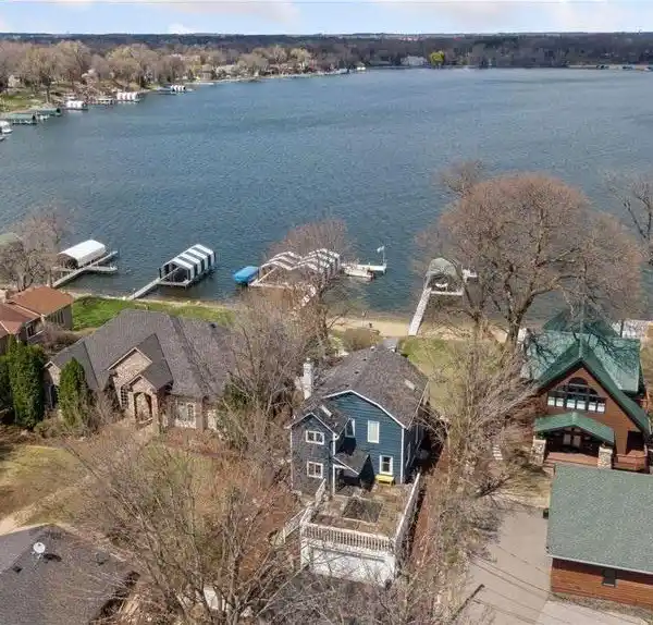 GORGEOUS LAKE MINNETONKA HOME