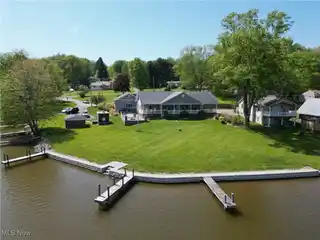 Extraordinary Lakefront Retreat