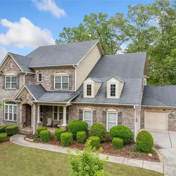 ELEGANT AND EXPANSIVE TRADITIONAL HOME