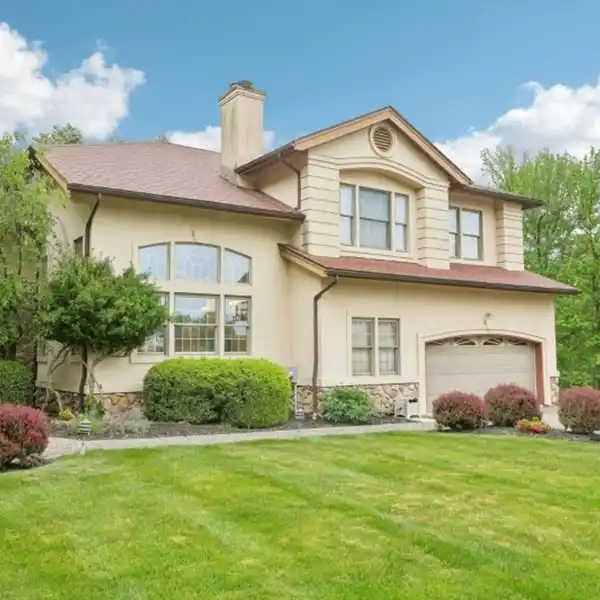 EXQUISITE CENTER HALL COLONIAL ON A DESIRABLE CUL-DE-SAC