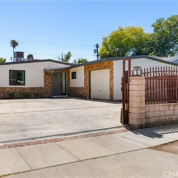 CHARMING VALLEY GEM WITH POOL OASIS