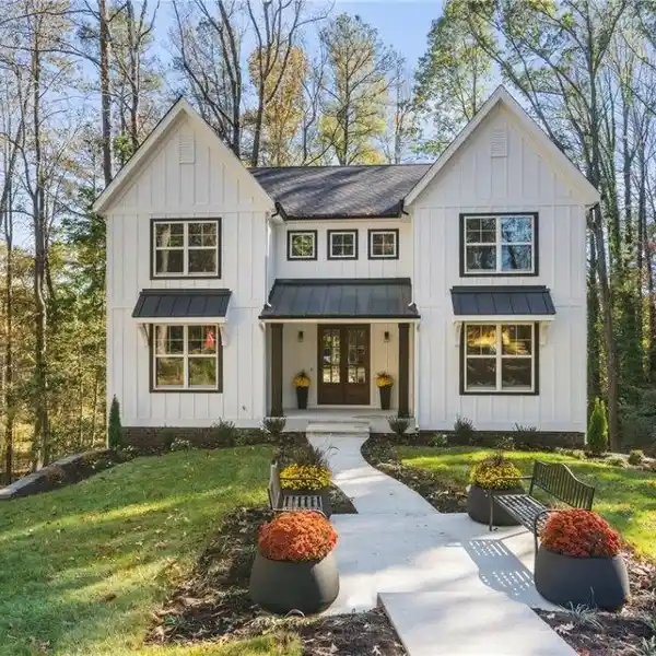 MODERN FARMHOUSE BOASTING ITS OWN PARKLIKE SETTING