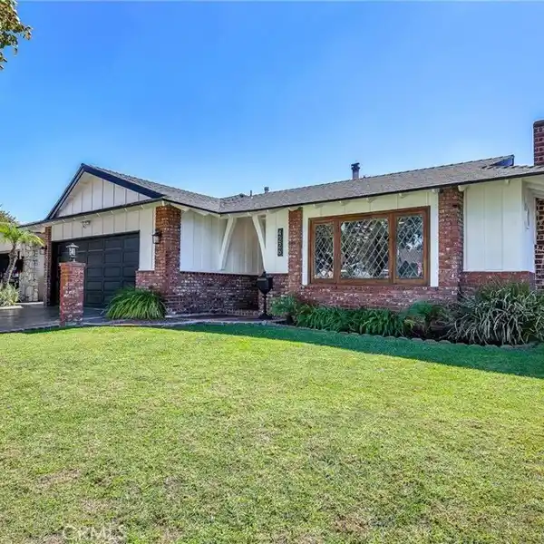 ELEGANT HOME WITH SPARKLING POOL RETREAT