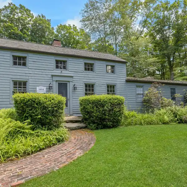CHARMING ANTIQUE COLONIAL PLUS GUEST COTTAGE