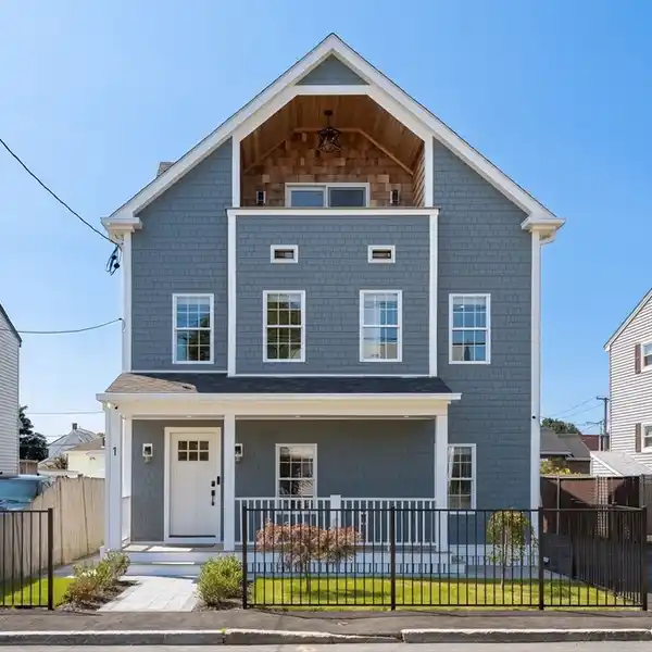MODERN SMART HOME WITH STUNNING COASTAL CHARM
