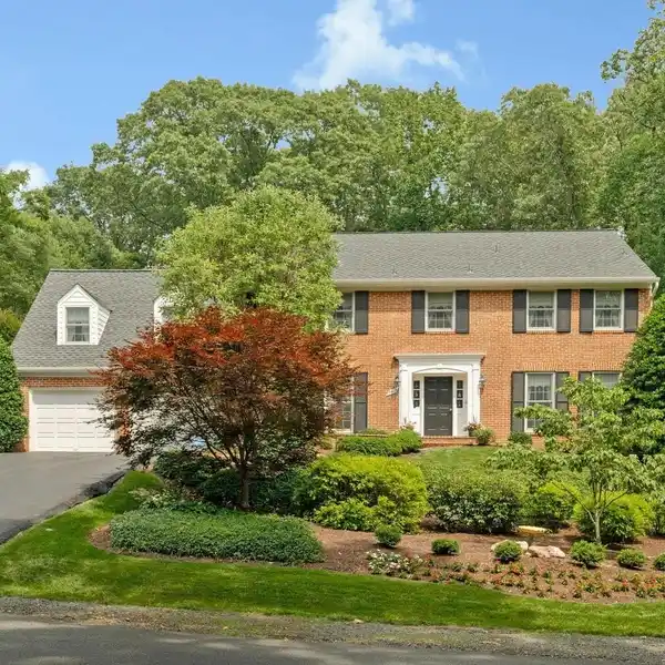 BEAUTIFUL POOLSIDE LIVING ON PRIVATE LUSH LOT