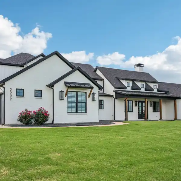 STUNNING MODERN FARMHOUSE