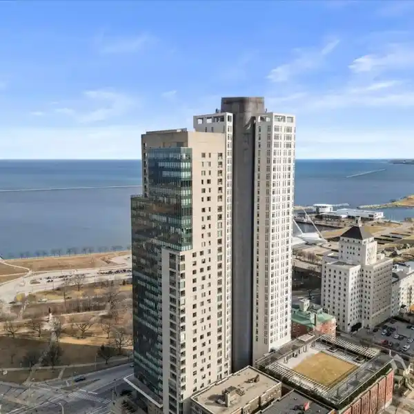 EXQUISITE CONDO IN THE GOLD COAST