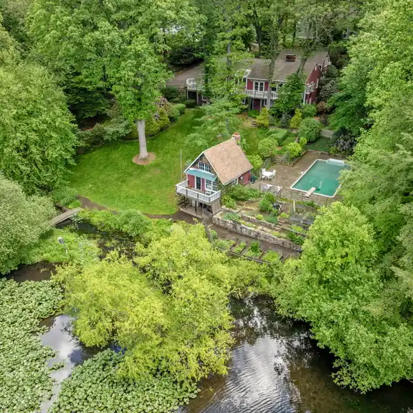 MAGICAL ARTISTIC HAVEN WITH BOAT HOUSE