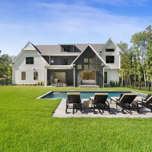 SPECTACULAR NEW LUXURY CONSTRUCTION