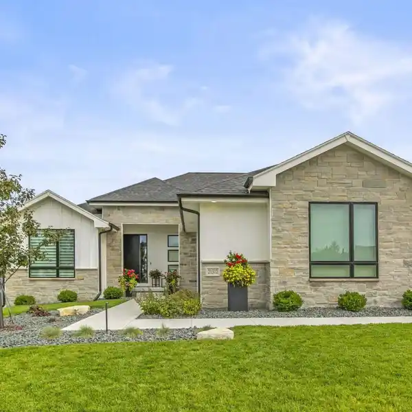 NEWER HOME FULL OF UPGRADES