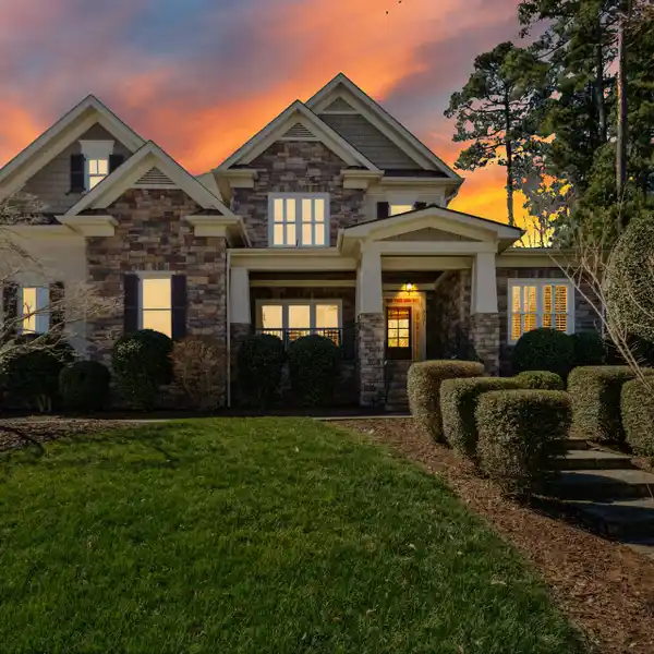 CUSTOM HOME BLENDING ELEGANCE AND FUNCTIONALITY