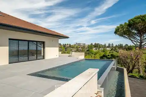 Prestigious Contemporary House with Unobstructed Views
