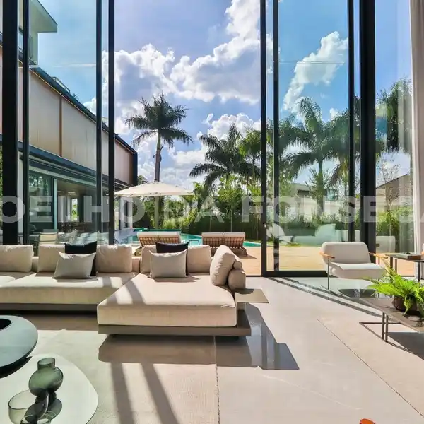 SPECTACULAR MANSION ON A PRIVILEGED CORNER