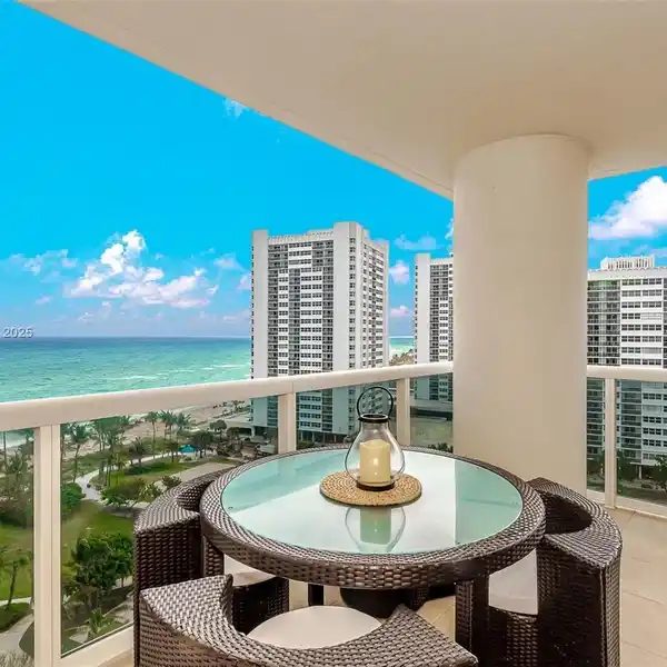 SPACIOUS OPEN PLAN CORNER UNIT