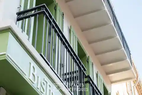 Lively Complex in a Sought-After Seaside Neighborhood