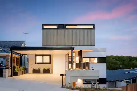 Prestigious Penthouse Upper Duplex with Sweeping Views