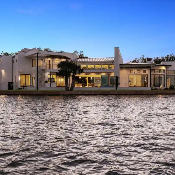 STRIKING MODERN LAKEFRONT ESTATE