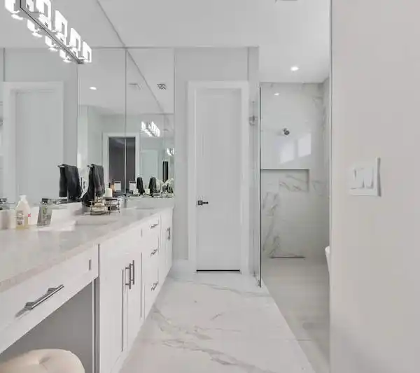 LUXURY AND CONVENIENCE IN NAPLES PARK