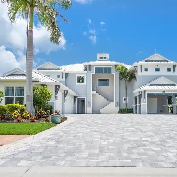 THE ESSENCE OF FLORIDA LUXURY IN A TREASURED SETTING