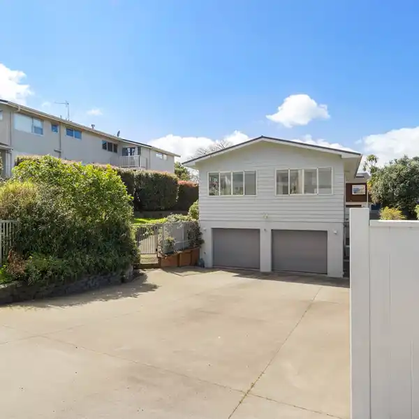 COASTAL CHARM IN THE GATEWAY OF CENTENNIAL PARK