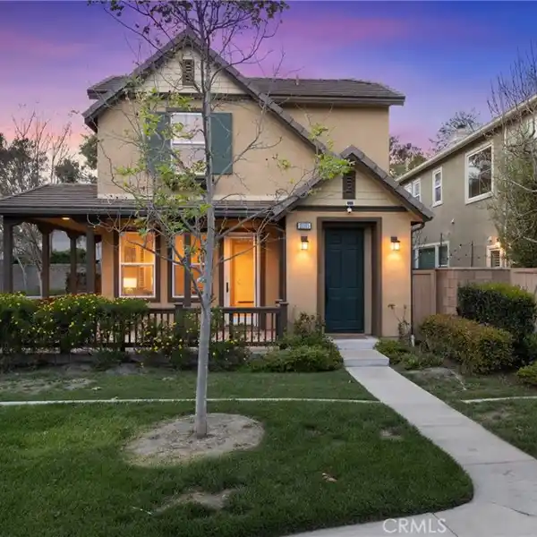 LUXURY LIVING IN SOUGHT-AFTER COLUMBUS SQUARE