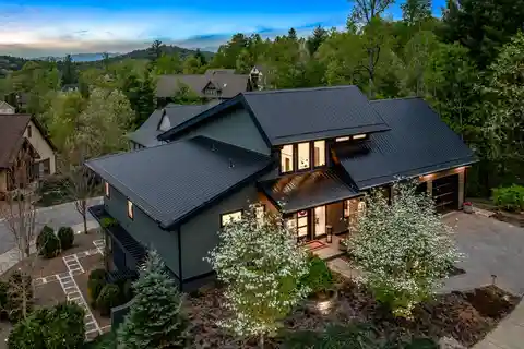 Modern Mountain Home in Thoms Estate