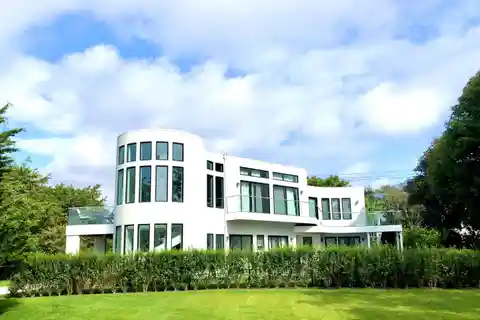 Stunning Contemporary Summer Home with Luxury Amenities