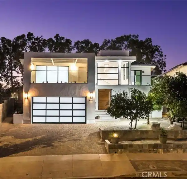 HILLTOP OASIS WITH UNMATCHED VALLEY AND MOUNTAIN VIEWS
