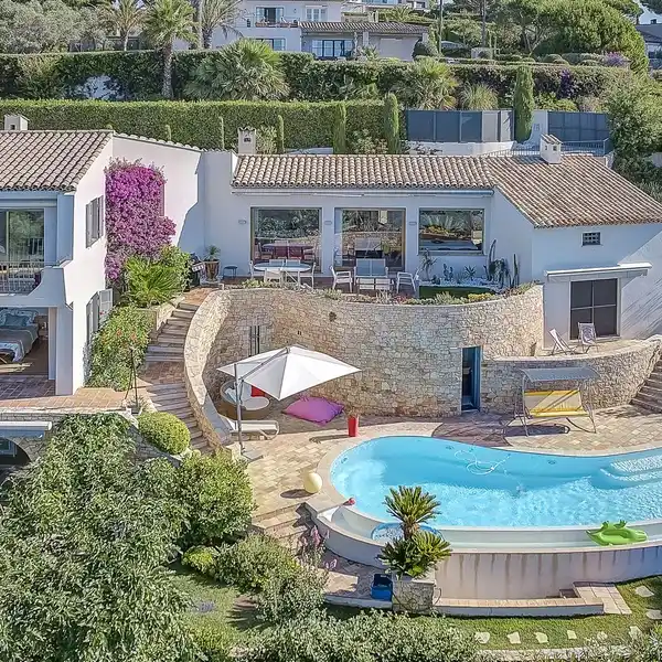 REFINED ARCHITECT-DESIGNED VILLA